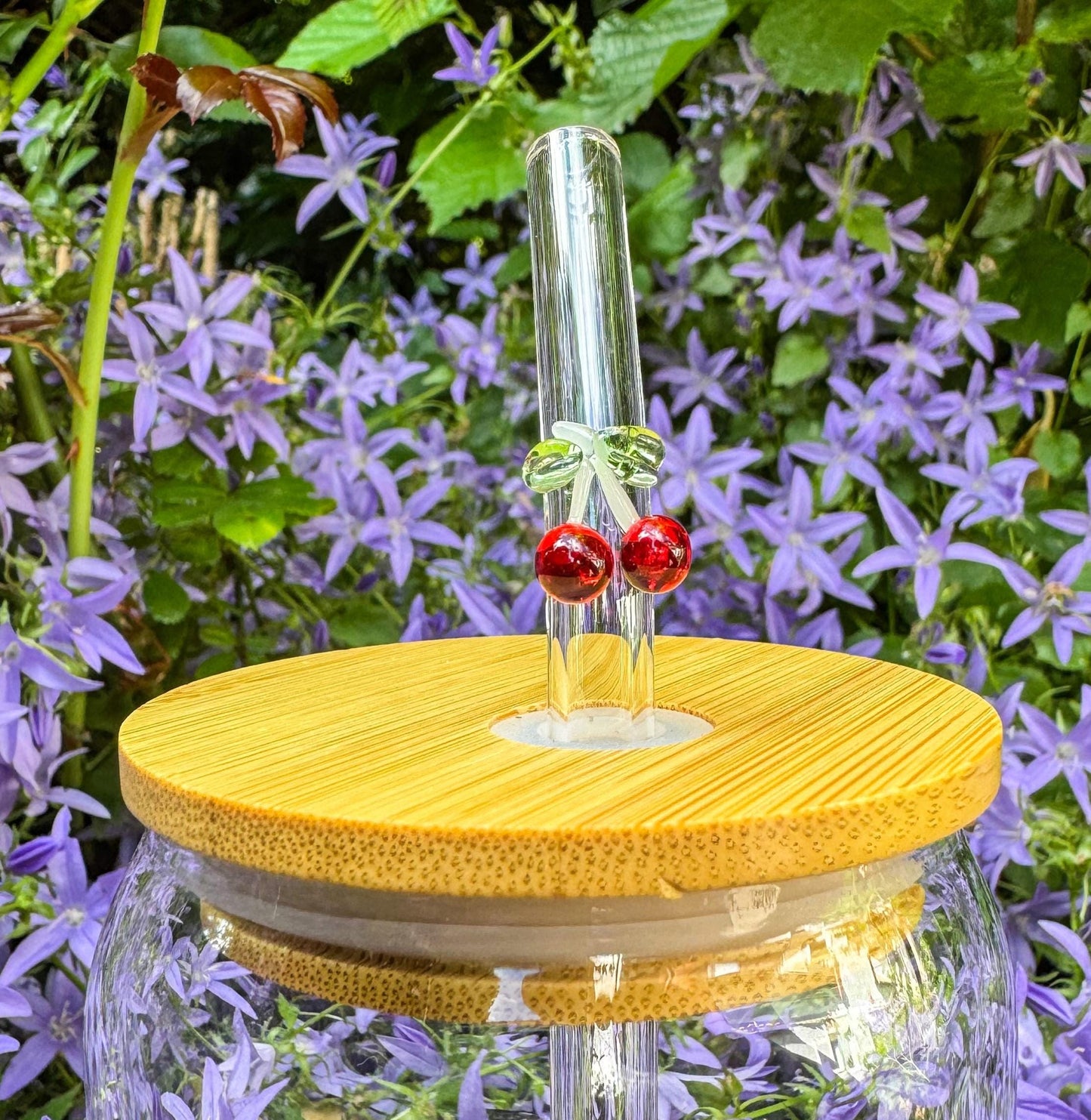 Trinkglas mit Kirschen und rosa Schleifen - für die fruchtig-süße Erfrischung 🍒🎀