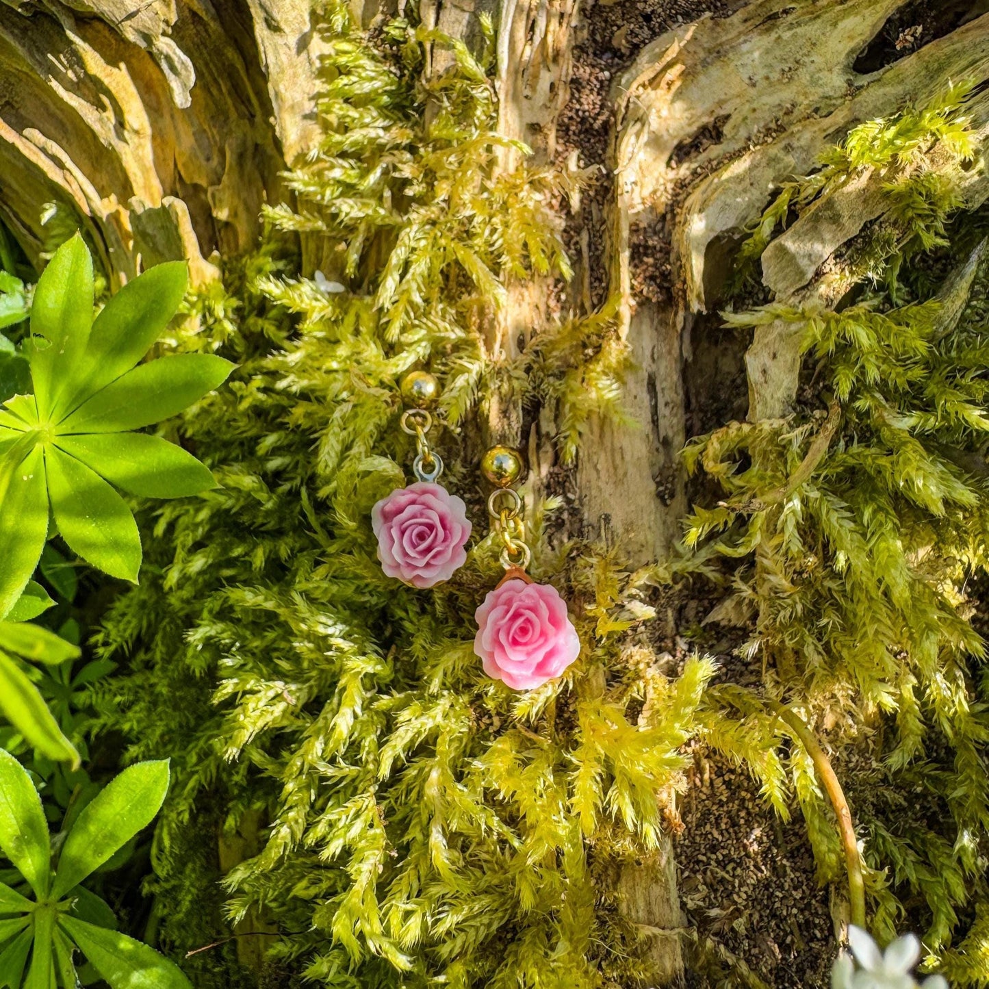 Süße Rosen-Ohrstecker - Handgefertigtes Schmuckstück im einzigartigen Design 🌹