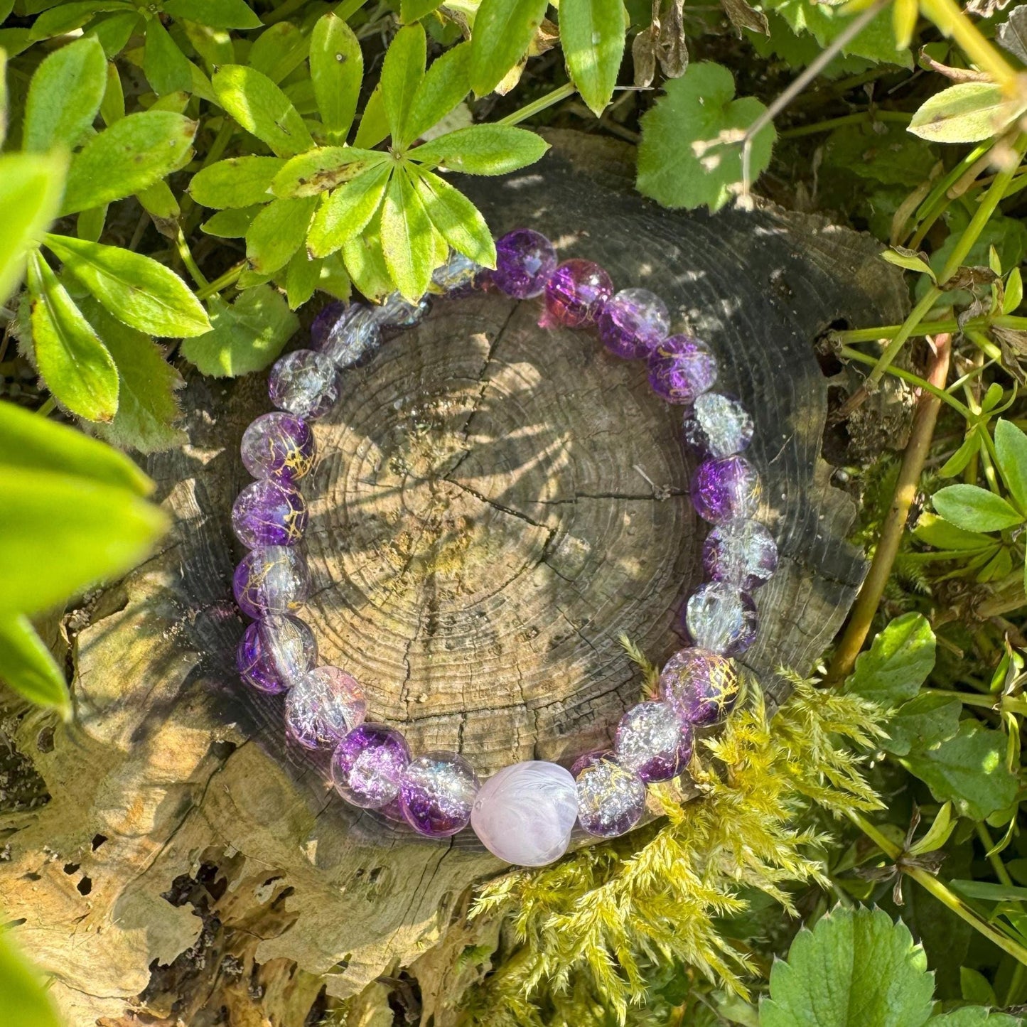Perlenarmband mit lila-weißen Harzperlen und lila Herz - Handgemachtes Unikat ✨