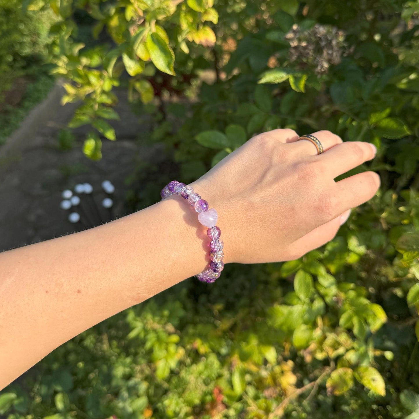 Perlenarmband mit lila-weißen Harzperlen und lila Herz - Handgemachtes Unikat ✨
