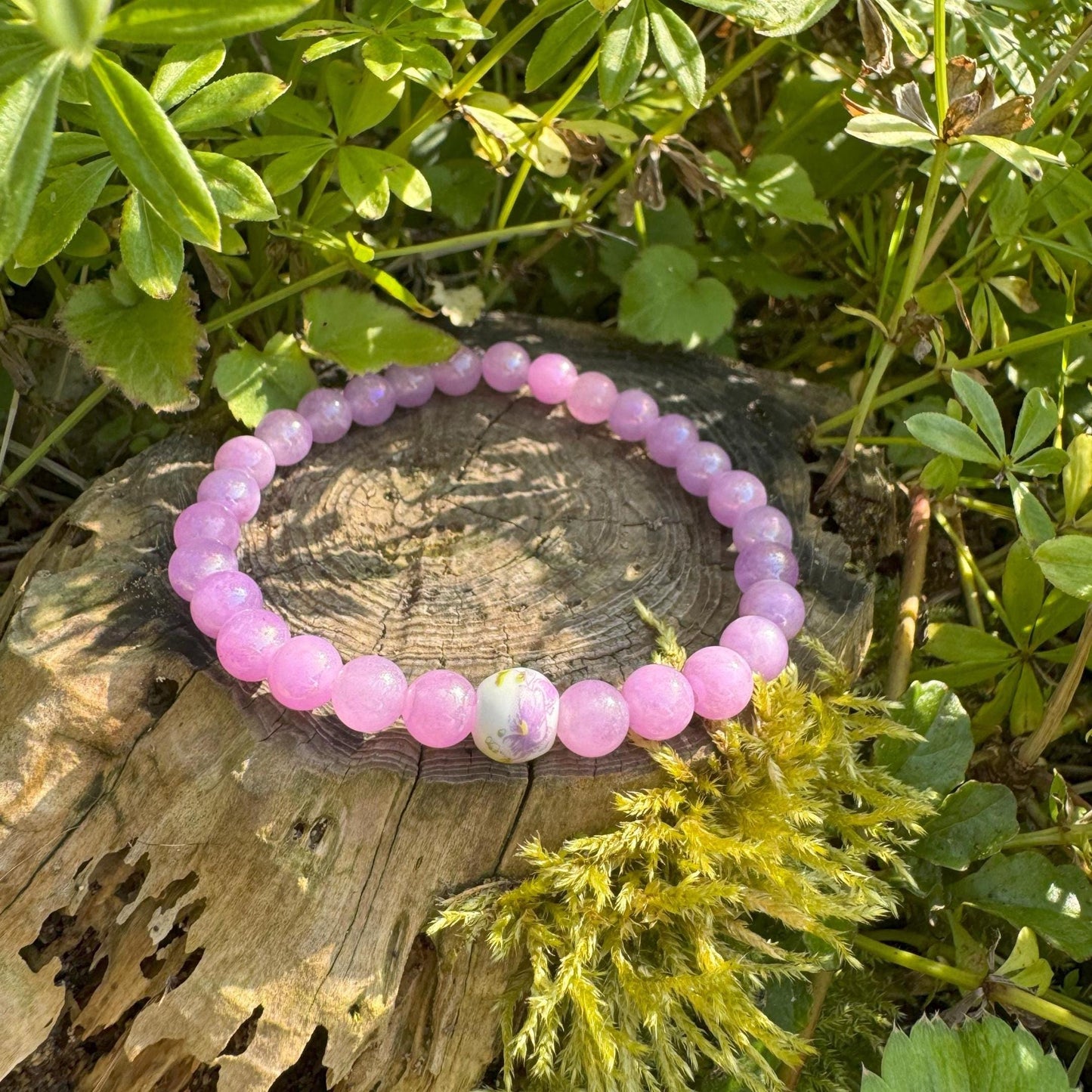Perlenarmband mit rosa Harzperlen und Porzellanperle mit Vintage-Blume - Handgemachtes Unikat ✨