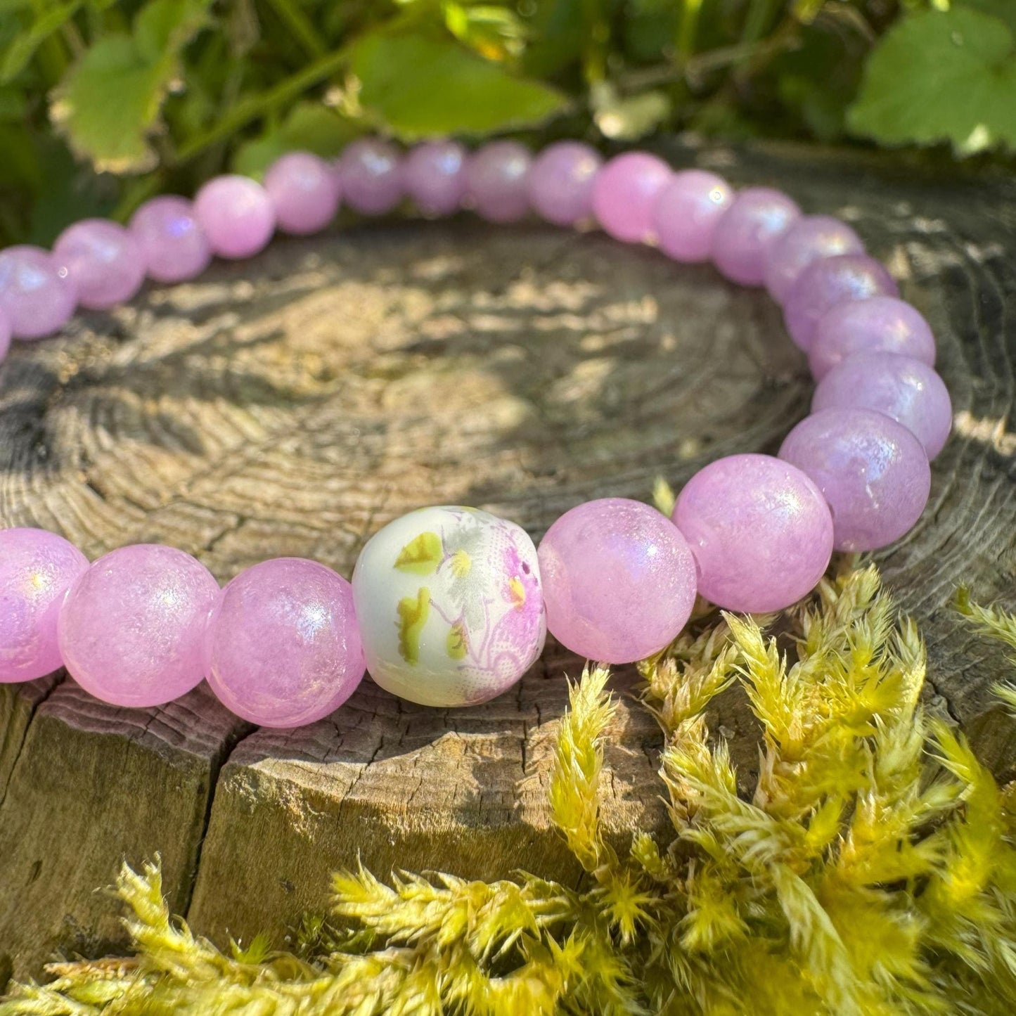 Perlenarmband mit rosa Harzperlen und Porzellanperle mit Vintage-Blume - Handgemachtes Unikat ✨