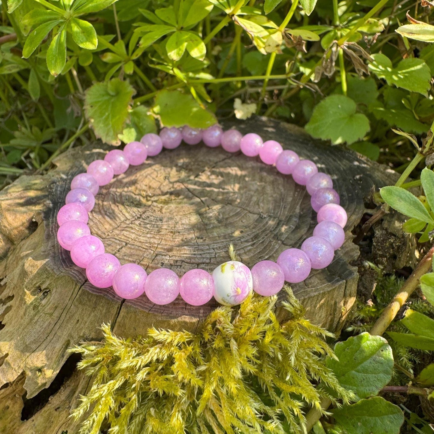 Perlenarmband mit rosa Harzperlen und Porzellanperle mit Vintage-Blume - Handgemachtes Unikat ✨