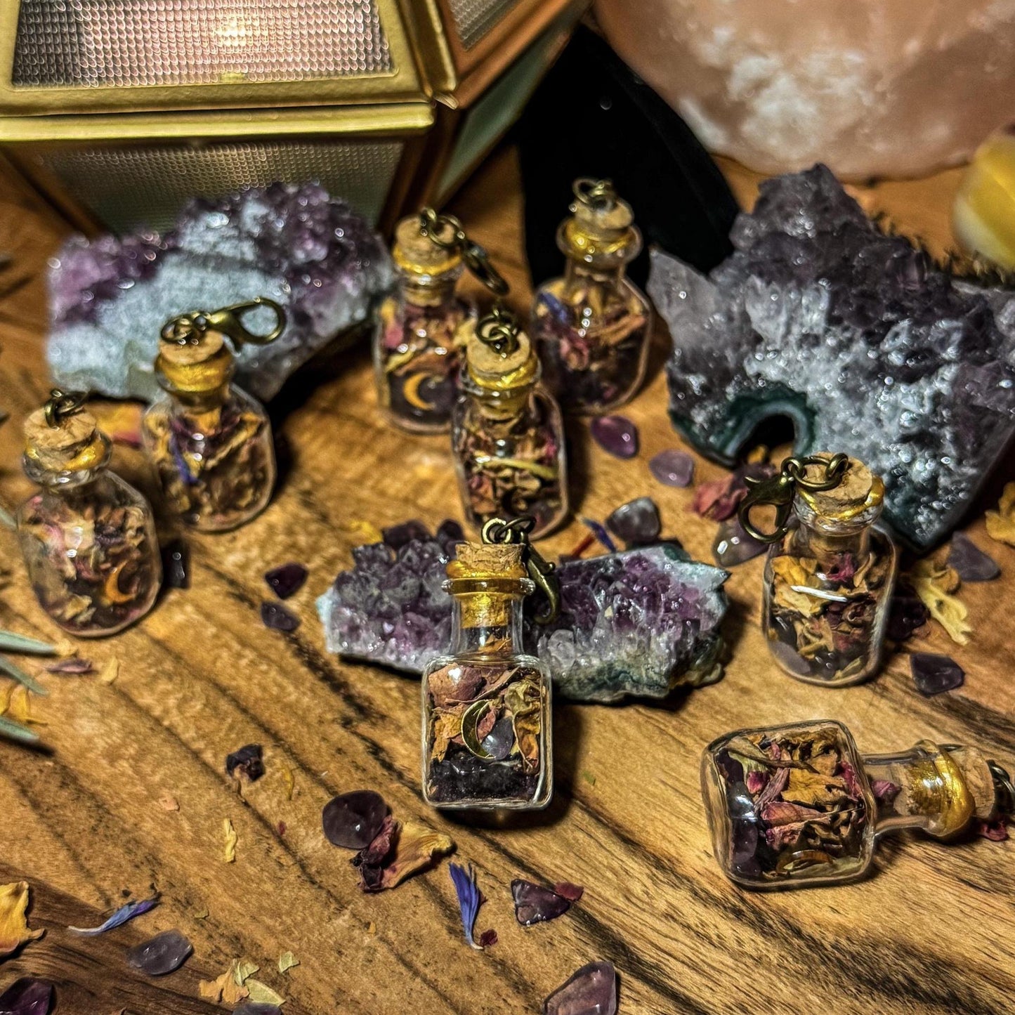 Zauberfläschchen mit Amethyst und Blüten - Glück, Liebe und Selbstliebe in einem kleinen Gefäß 💜🌸