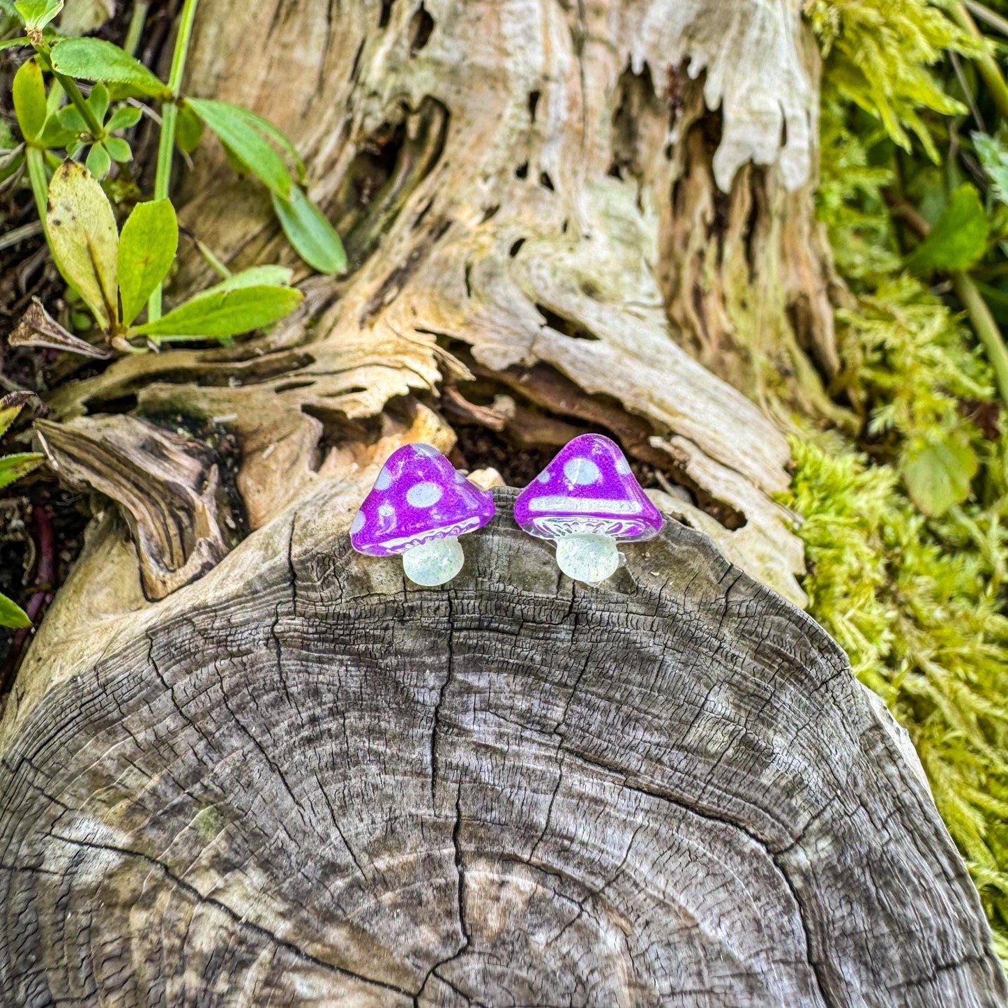 Niedliche Pilz-Ohrstecker - Handgefertigtes Schmuckstück mit kleinen Pilzen 🍄🌿