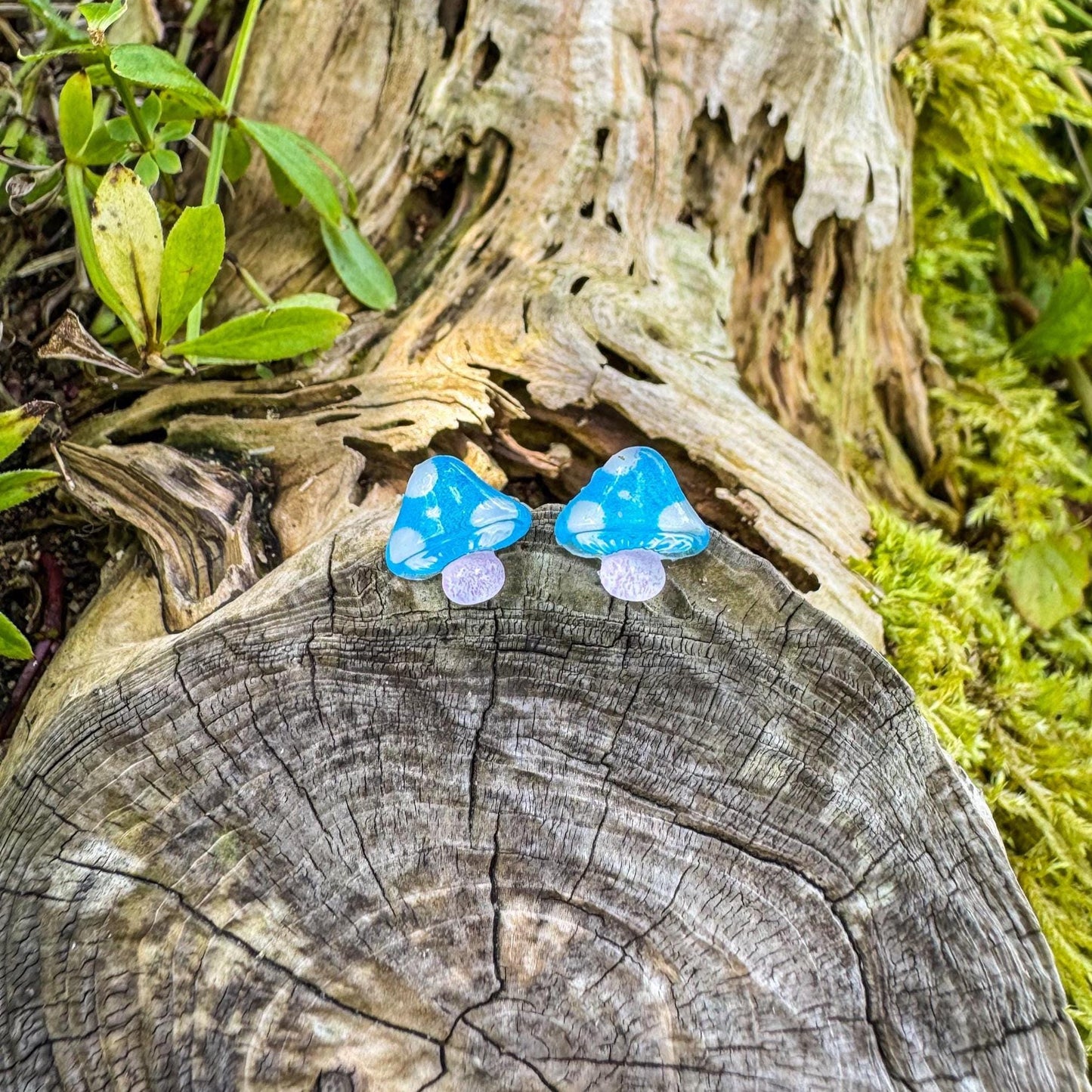 Niedliche Pilz-Ohrstecker - Handgefertigtes Schmuckstück mit kleinen Pilzen 🍄🌿