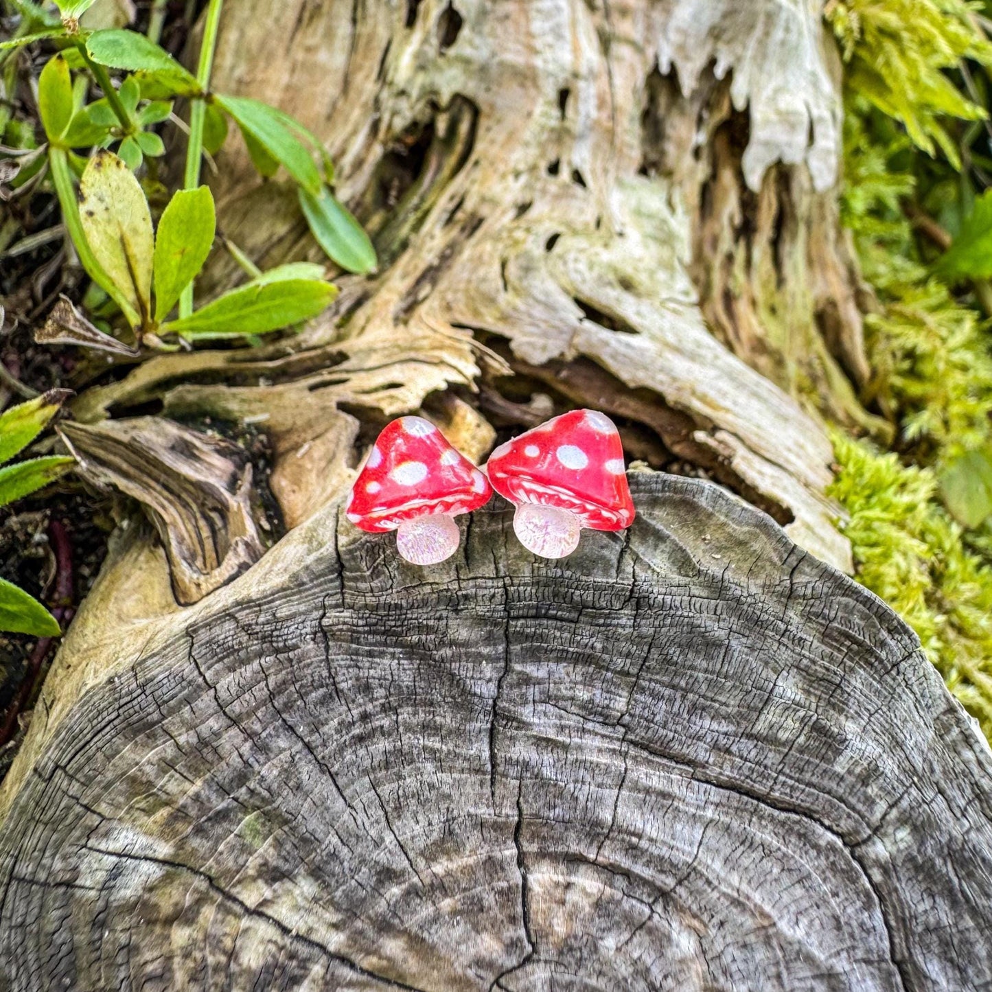 Niedliche Pilz-Ohrstecker - Handgefertigtes Schmuckstück mit kleinen Pilzen 🍄🌿