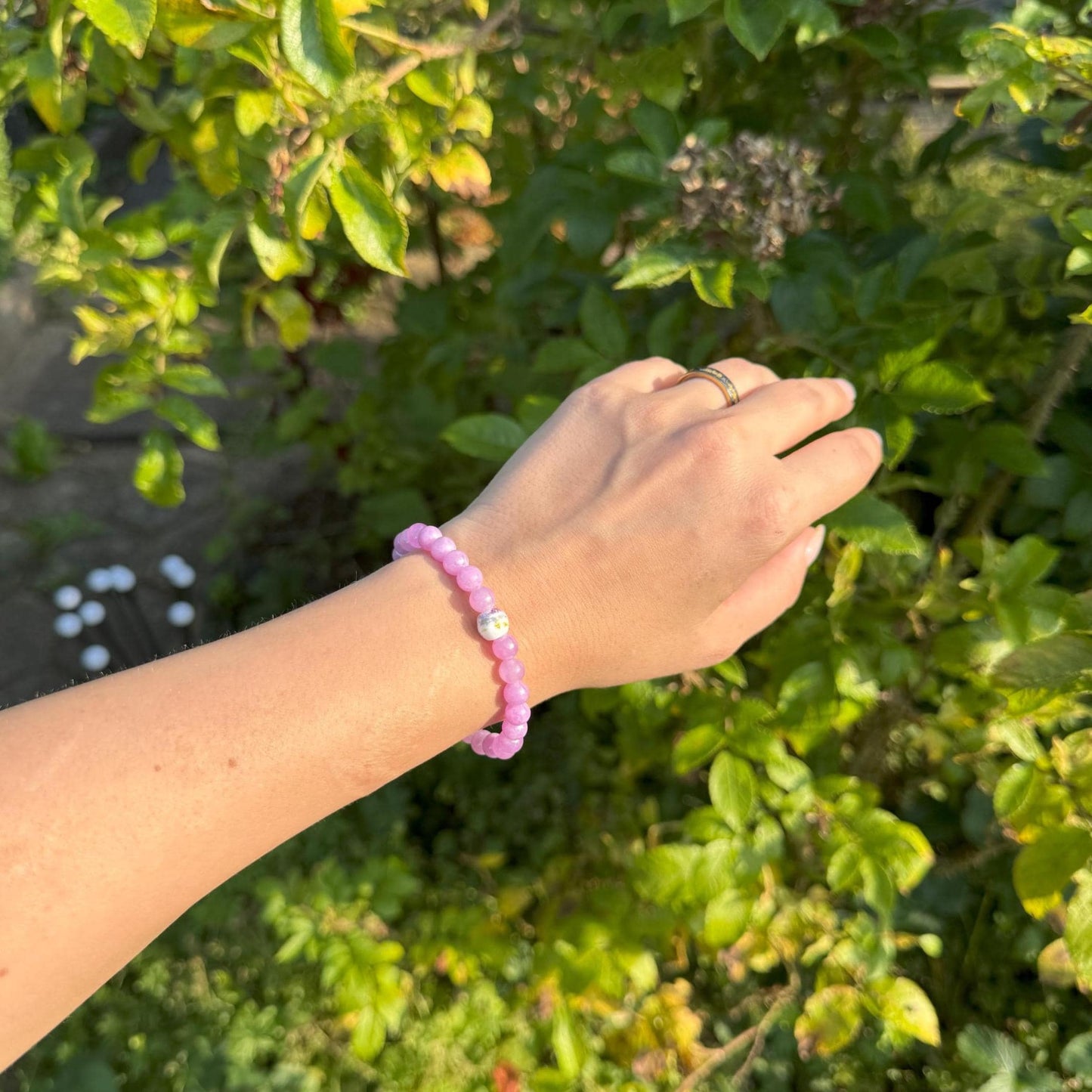 Perlenarmband mit rosa Harzperlen und Porzellanperle mit Vintage-Blume - Handgemachtes Unikat ✨
