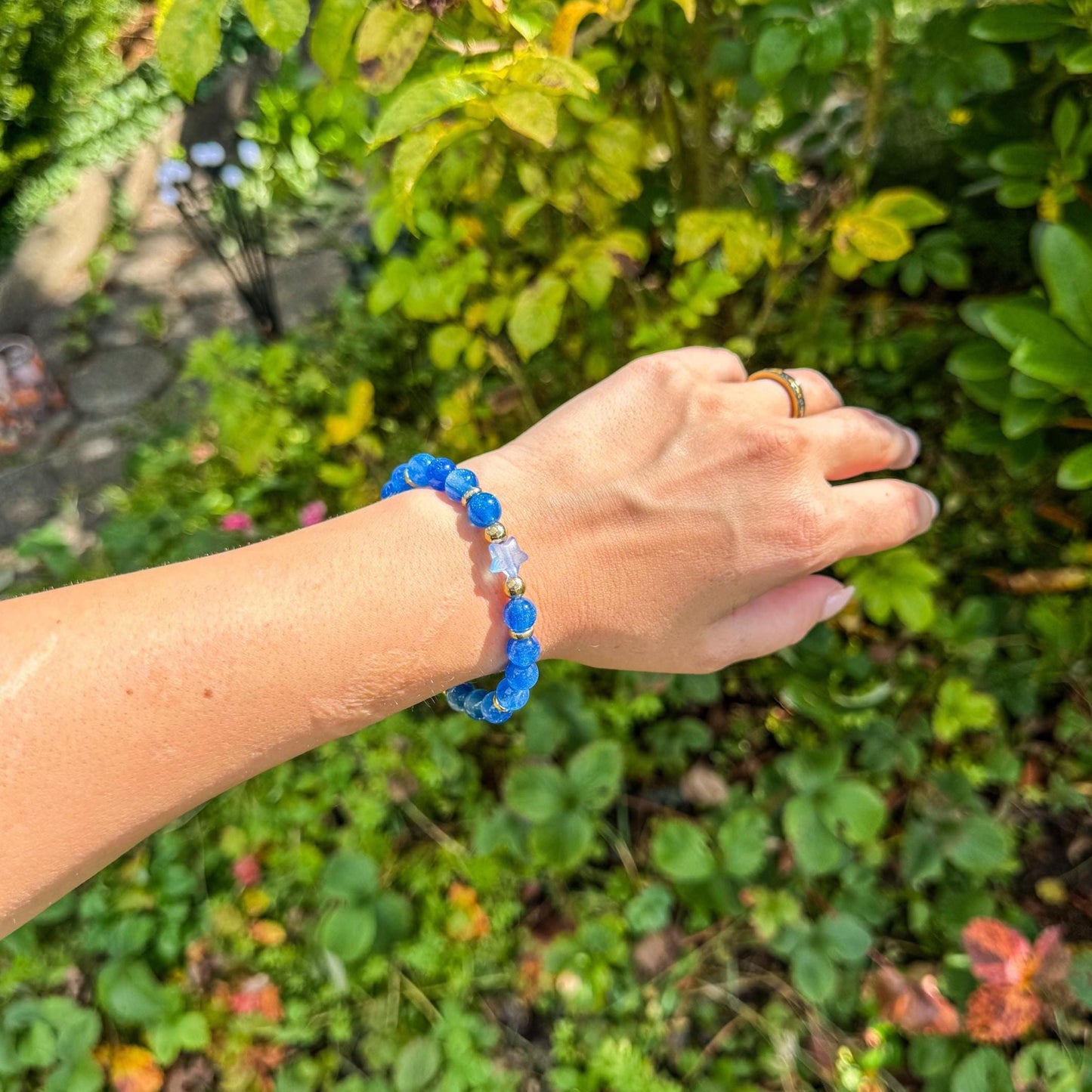 Perlenarmband mit blauen Harzperlen - Handgemachtes Unikat ✨