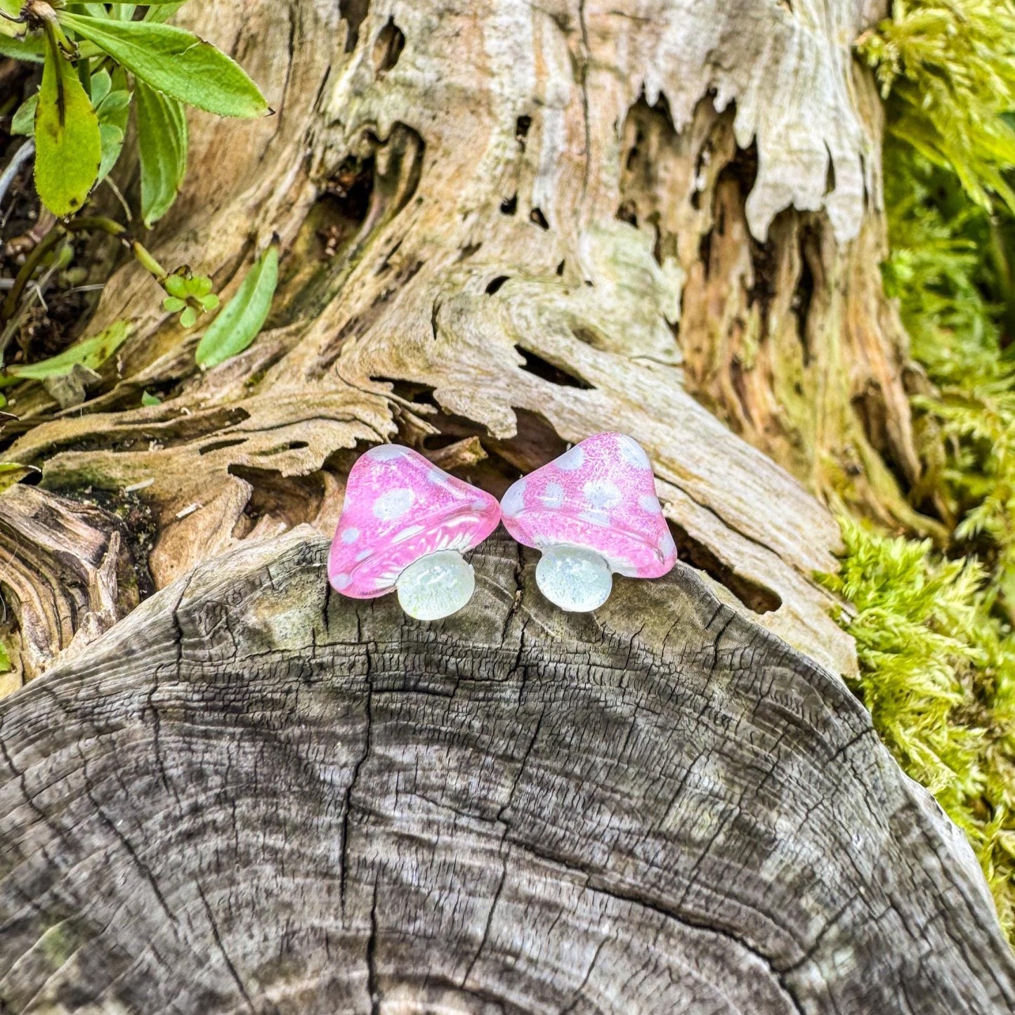 Niedliche Pilz-Ohrstecker - Handgefertigtes Schmuckstück mit kleinen Pilzen 🍄🌿