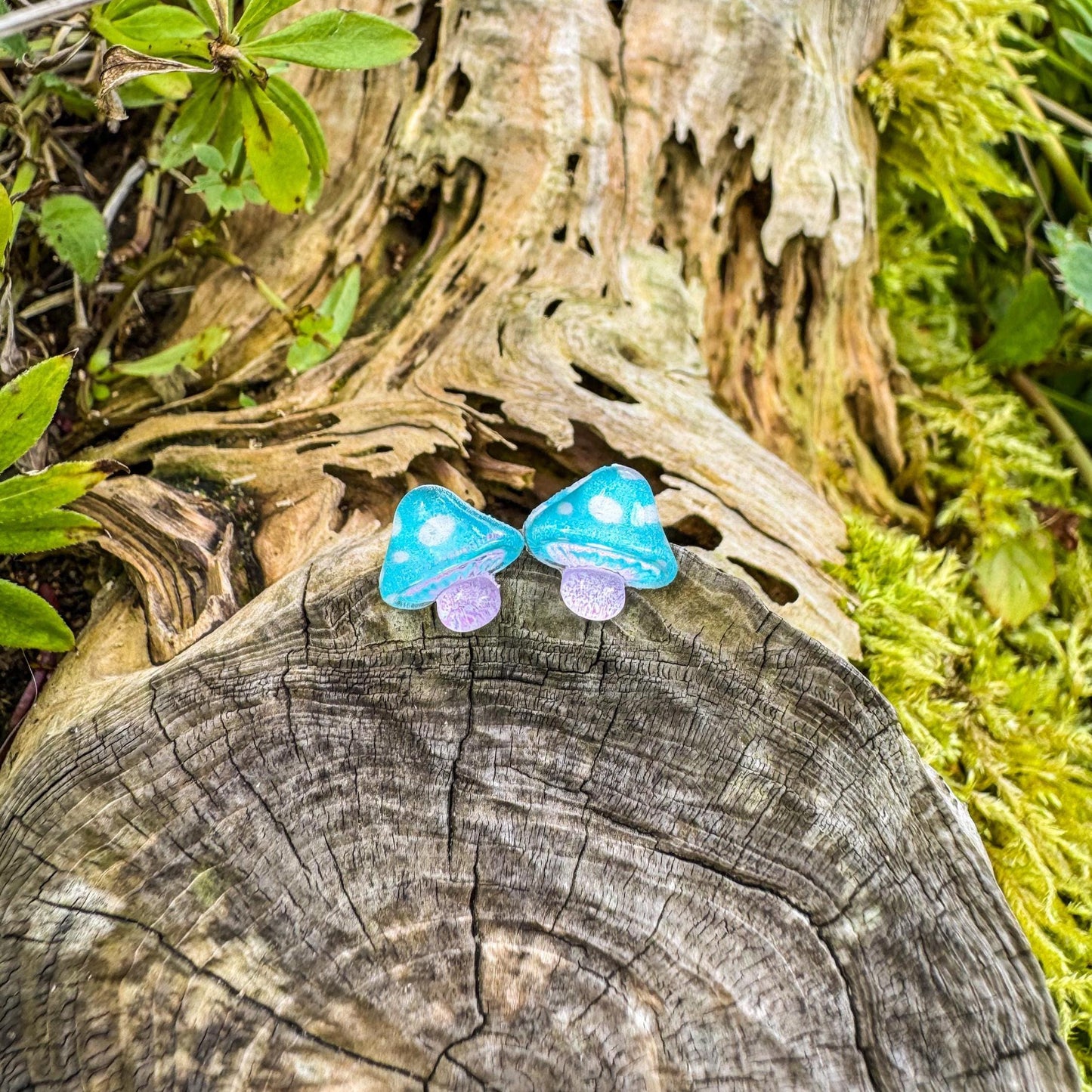 Niedliche Pilz-Ohrstecker - Handgefertigtes Schmuckstück mit kleinen Pilzen 🍄🌿