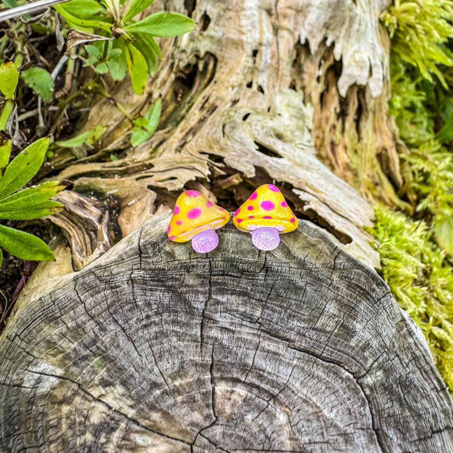 Niedliche Pilz-Ohrstecker - Handgefertigtes Schmuckstück mit kleinen Pilzen 🍄🌿
