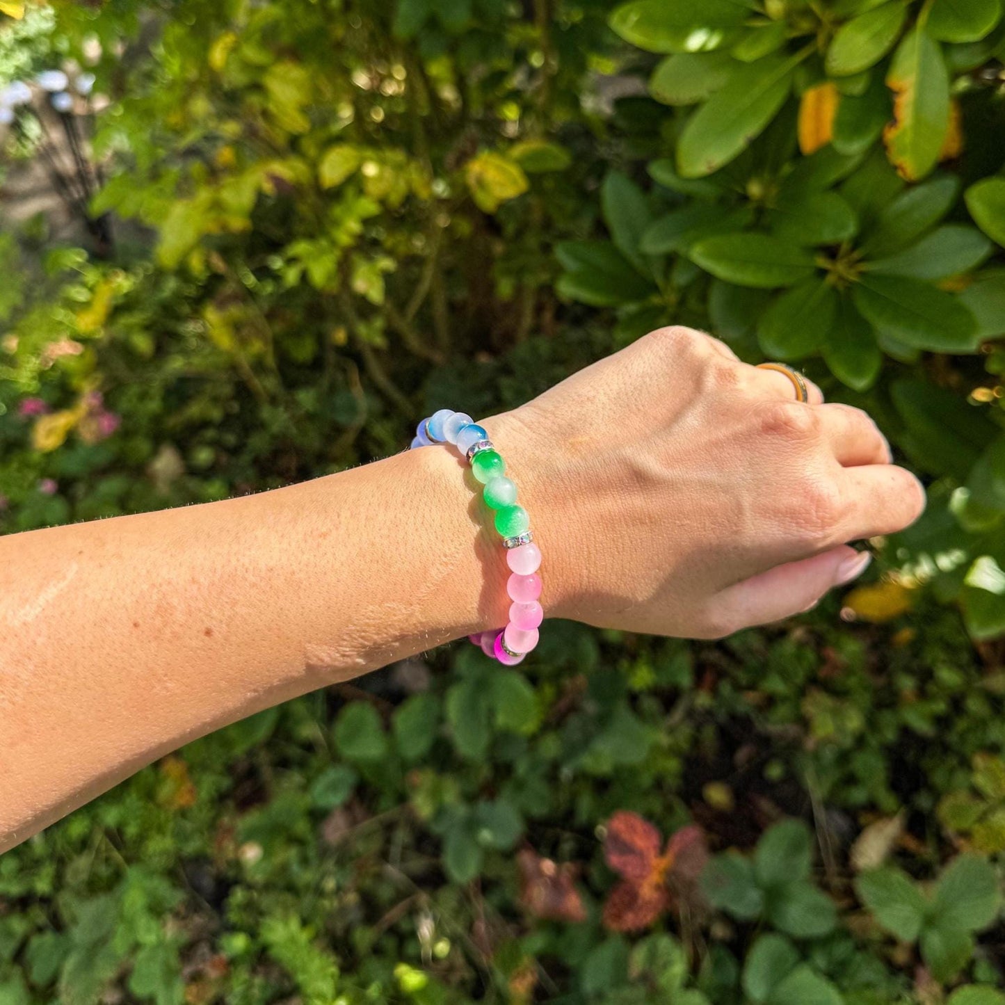 Perlenarmband mit bunten Harzperlen - Handgemachtes Unikat ✨