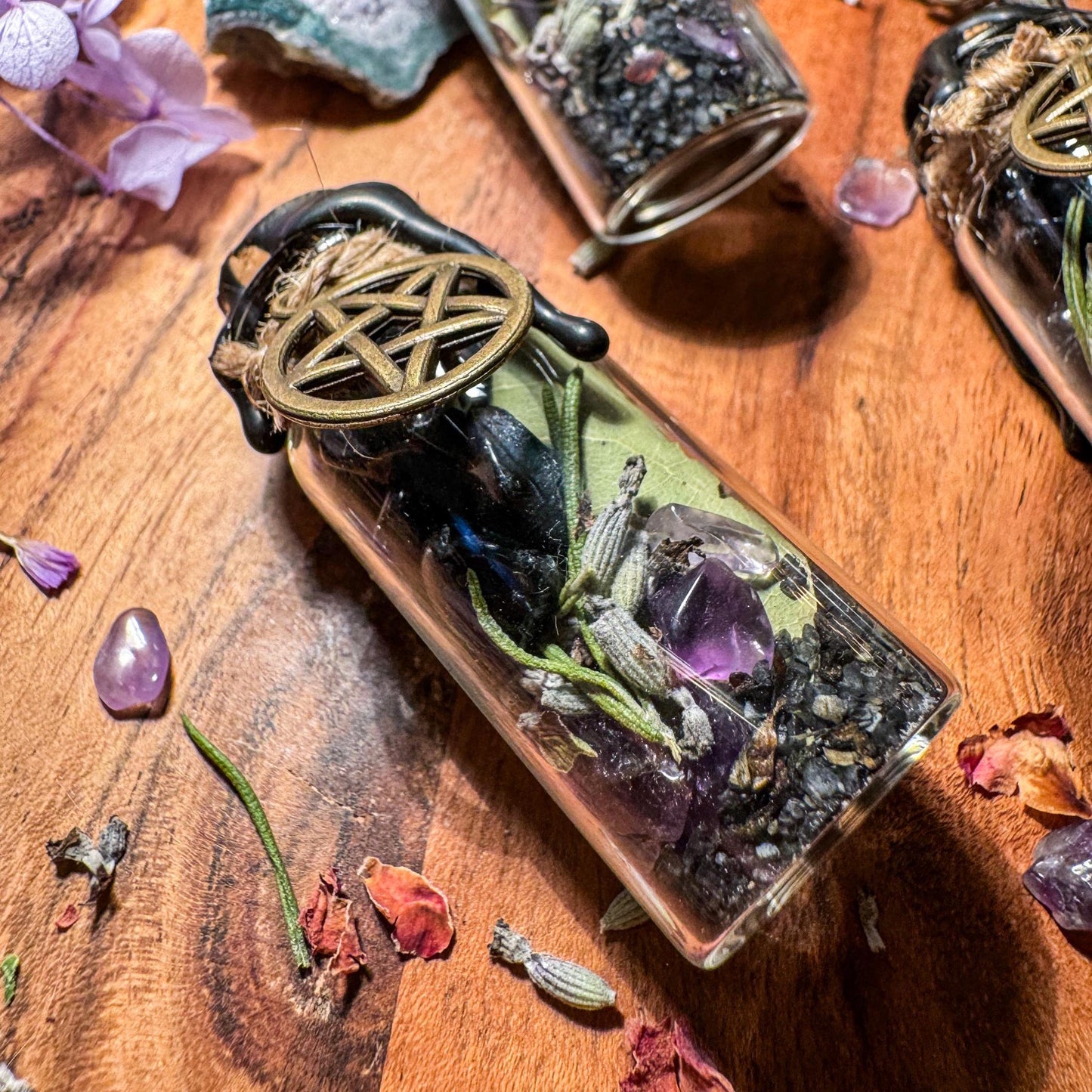 Zauberfläschchen mit Obsidian und Kräutern - Schutz und Balance in einem kleinen Gefäß 🖤🌿