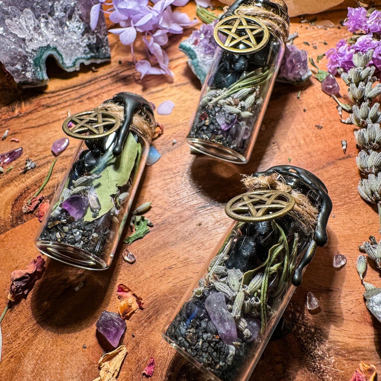 Zauberfläschchen mit Obsidian und Kräutern - Schutz und Balance in einem kleinen Gefäß 🖤🌿