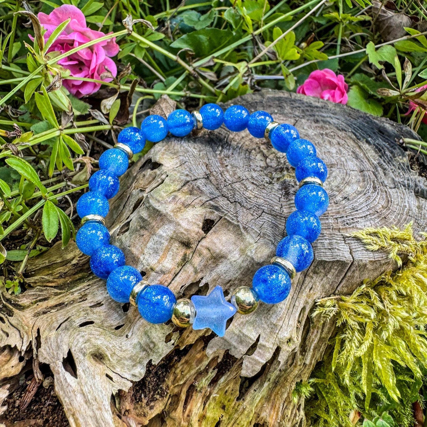 Perlenarmband mit blauen Harzperlen - Handgemachtes Unikat ✨