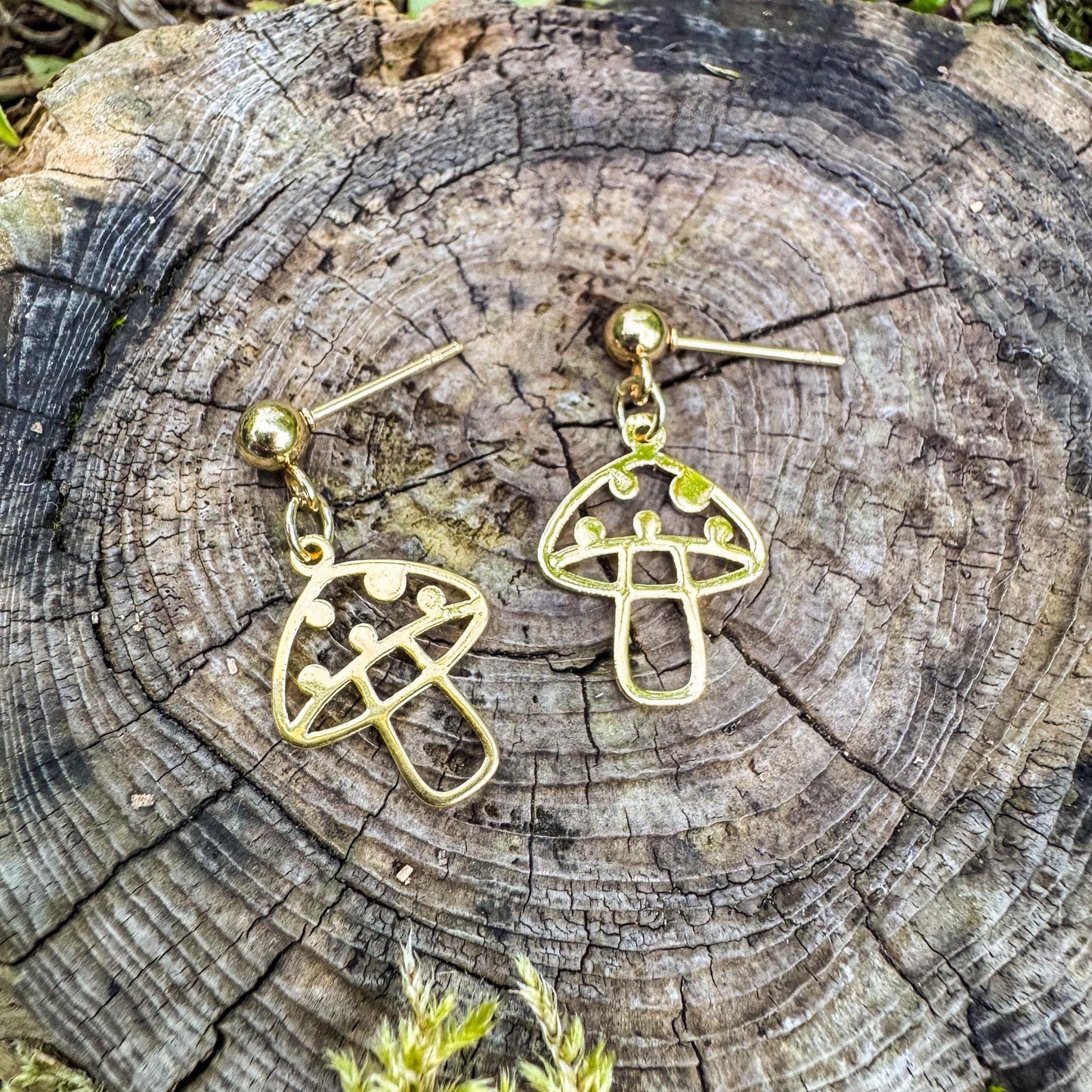 Fliegenpilz-Ohrringe - Magisches Schmuckstück mit goldenen Pilzen 🍄