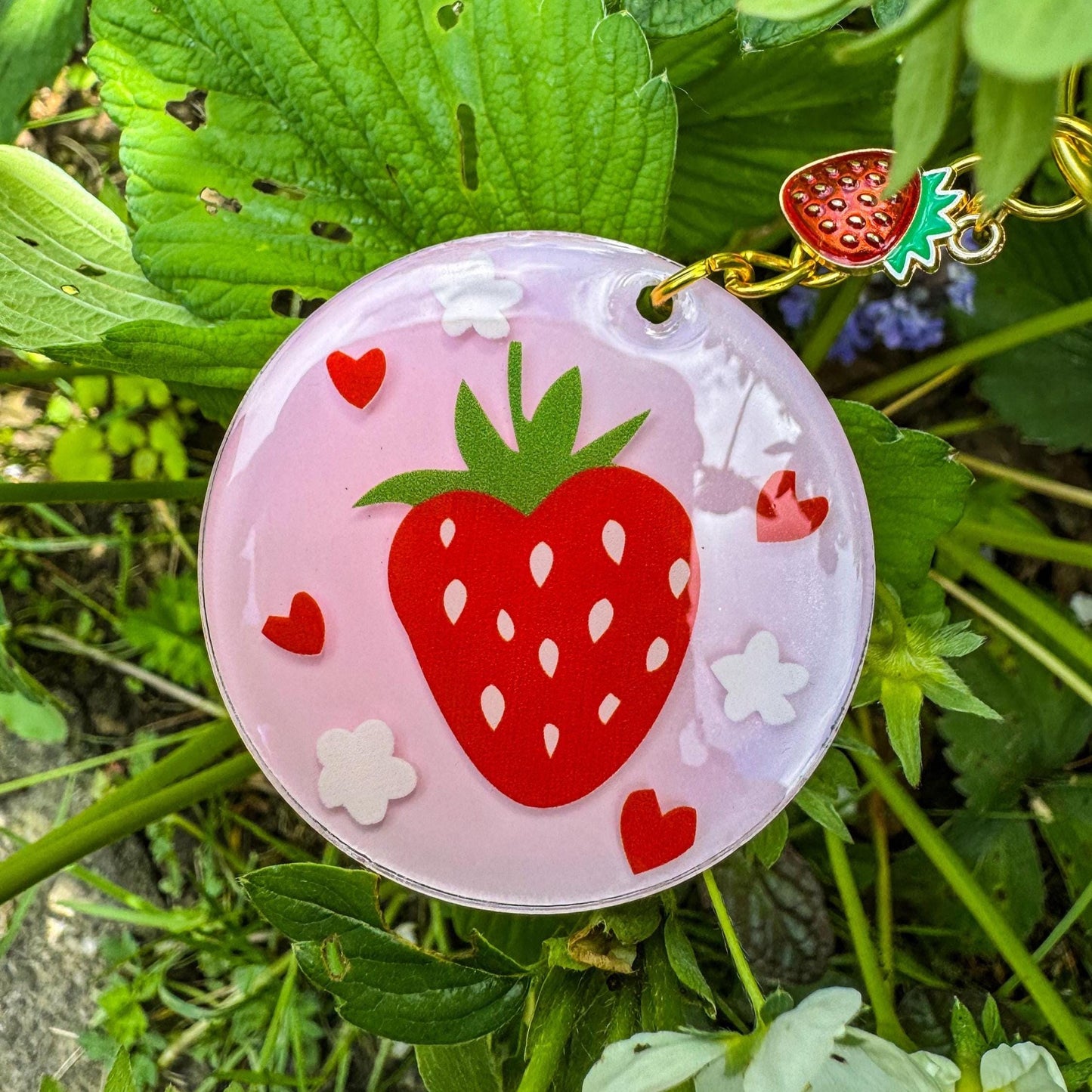 Schlüsselanhänger Erdbeertraum - Süß, verspielt und handgemacht 🍓🌸