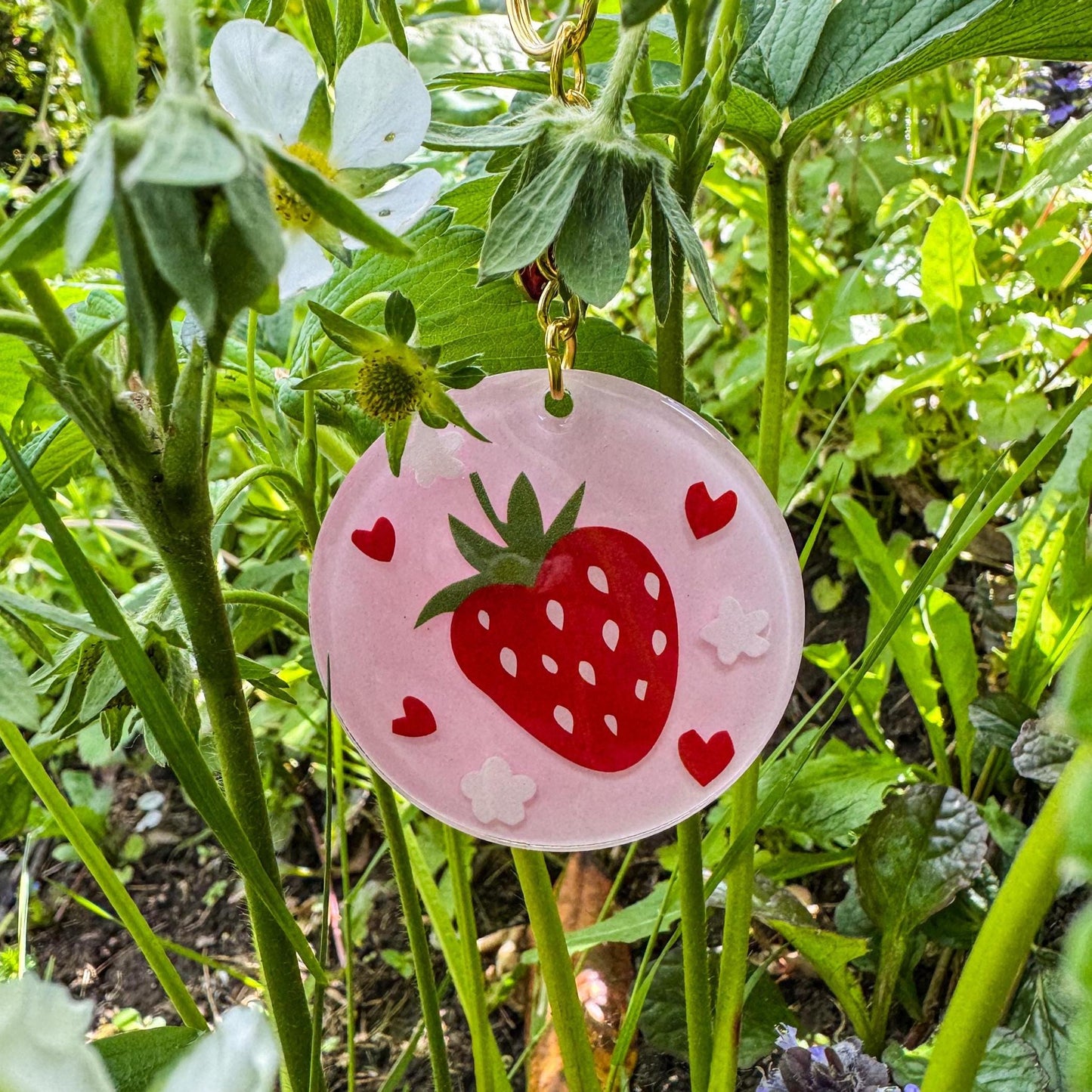 Schlüsselanhänger Erdbeertraum - Süß, verspielt und handgemacht 🍓🌸