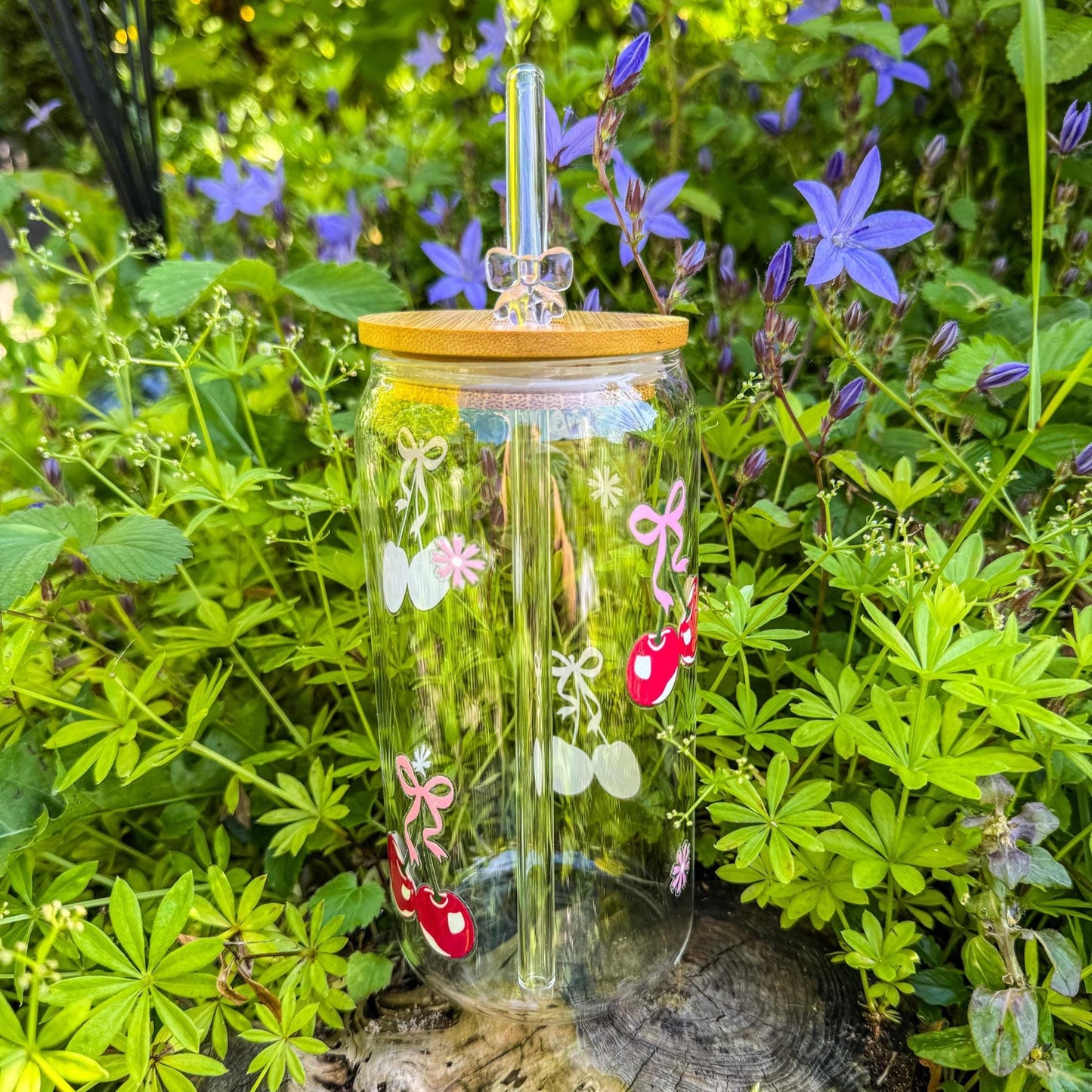 Trinkglas mit Kirschen und rosa Schleifen - für die fruchtig-süße Erfrischung 🍒🎀