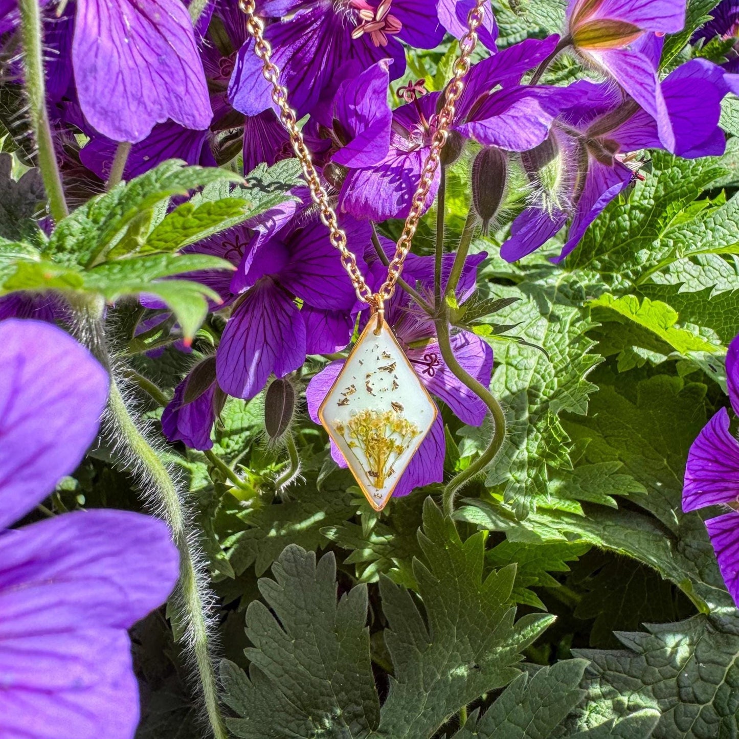 Hirtentäschel-Anhänger - Zartes Schmuckstück mit echter Blüte 🌺