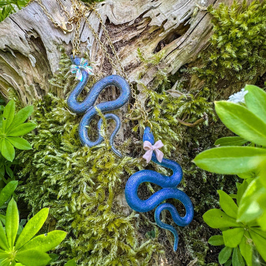 Niedlicher Schlangen-Anhänger - Außergewöhnliches Schmuckstück mit einem Hauch Magie 🎀