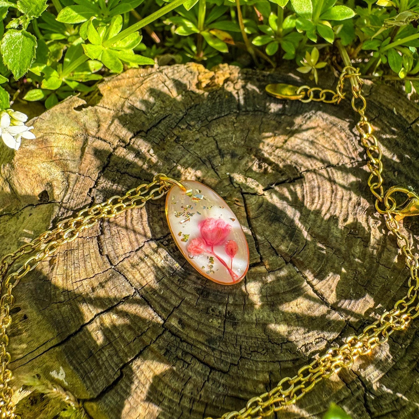Schleierkraut-Anhänger - Handgemachtes Schmuckstück mit echter Blüte 🌺