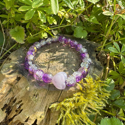 Perlenarmband mit lila-weißen Harzperlen und lila Herz - Handgemachtes Unikat ✨
