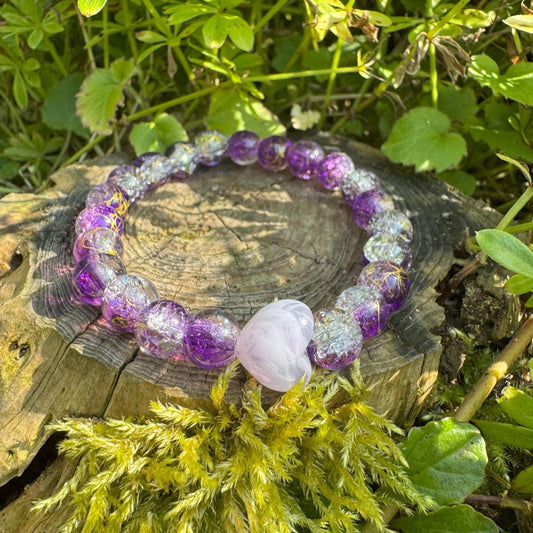 Perlenarmband mit lila-weißen Harzperlen und lila Herz - Handgemachtes Unikat ✨