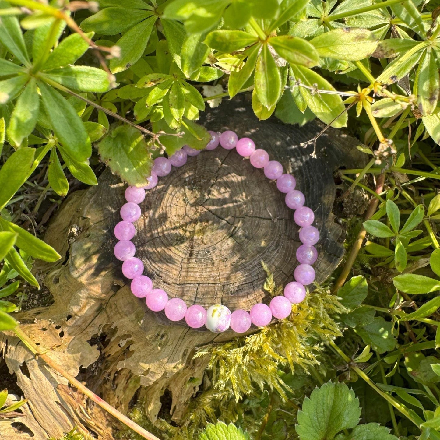 Perlenarmband mit rosa Harzperlen und Porzellanperle mit Vintage-Blume - Handgemachtes Unikat ✨