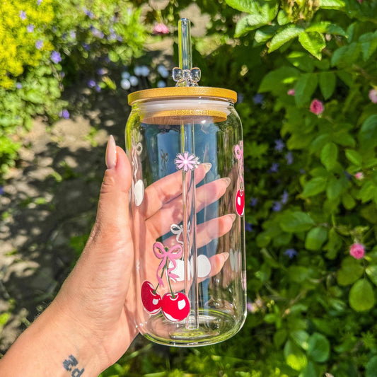 Trinkglas mit Kirschen und rosa Schleifen - für die fruchtig-süße Erfrischung 🍒🎀