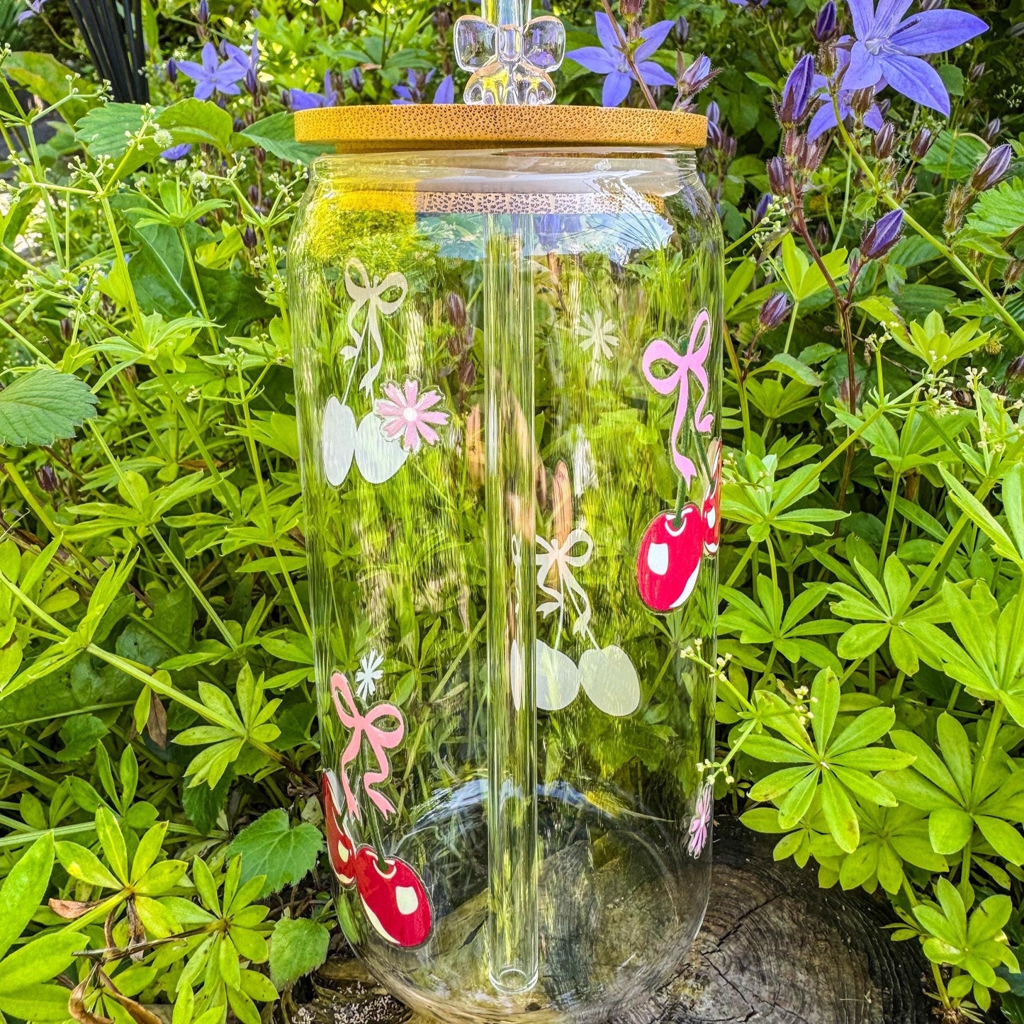 Trinkglas mit Kirschen und rosa Schleifen - für die fruchtig-süße Erfrischung 🍒🎀
