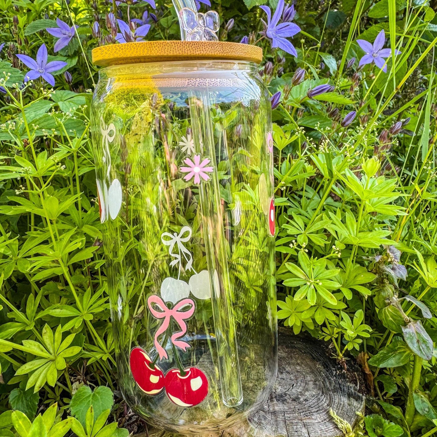 Trinkglas mit Kirschen und rosa Schleifen - für die fruchtig-süße Erfrischung 🍒🎀