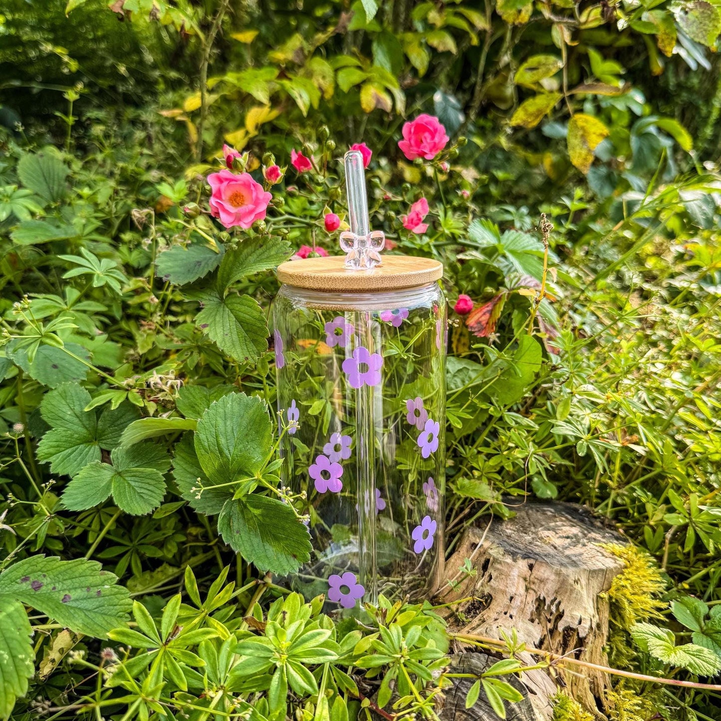 Trinkglas mit lila Blümchen - für die süße Erfrischung 🌸