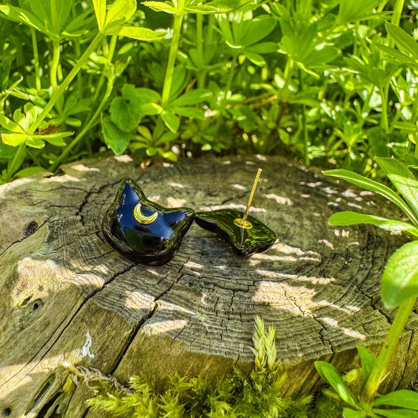 Niedliche Katzen-Ohrstecker mit Sichelmond - magisches Schmuckstück für Katzenliebhaber 🐾