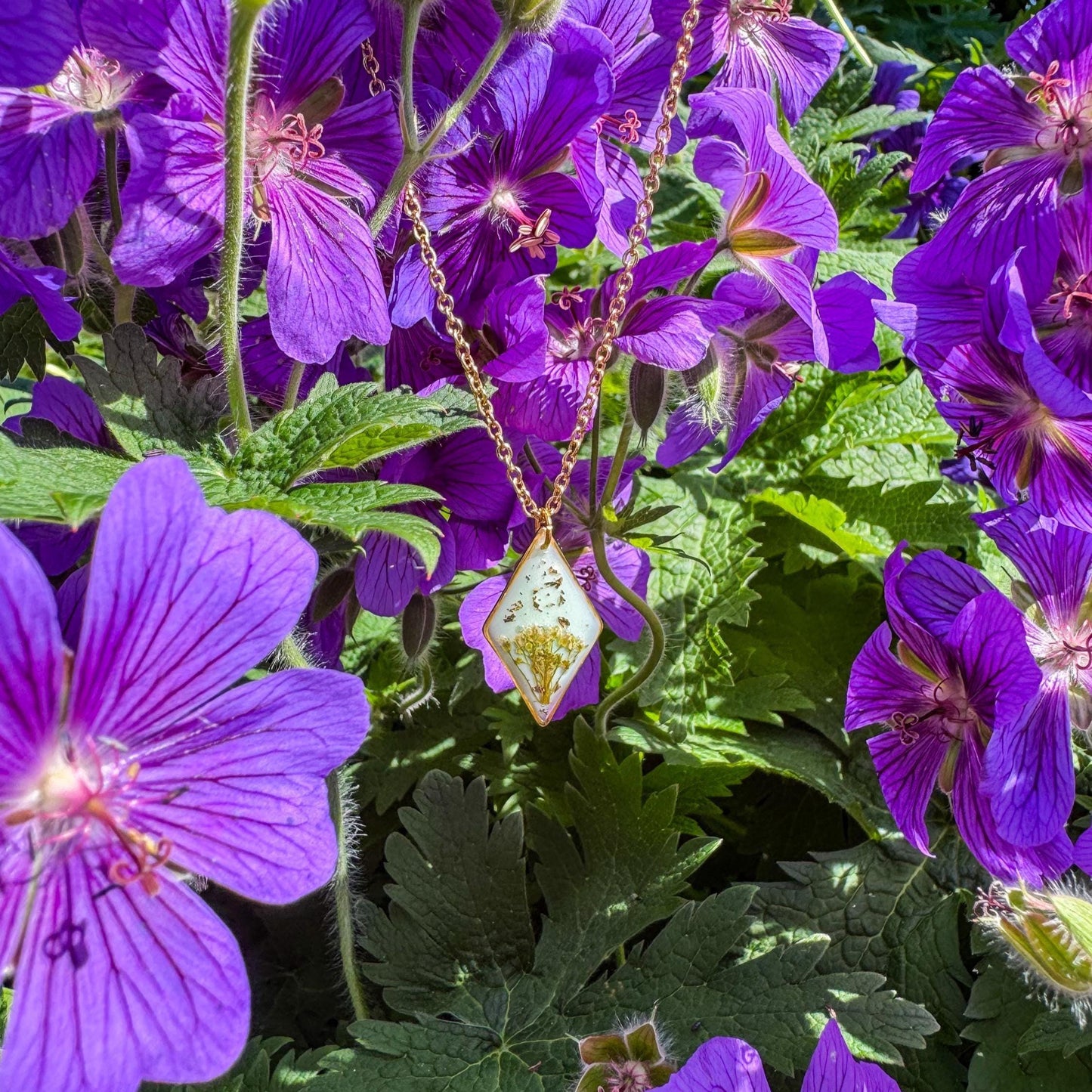 Hirtentäschel-Anhänger - Zartes Schmuckstück mit echter Blüte 🌺