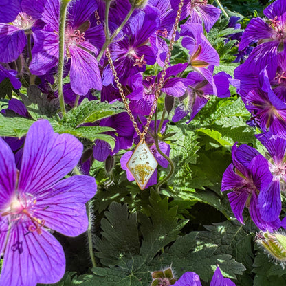 Hirtentäschel-Anhänger - Zartes Schmuckstück mit echter Blüte 🌺