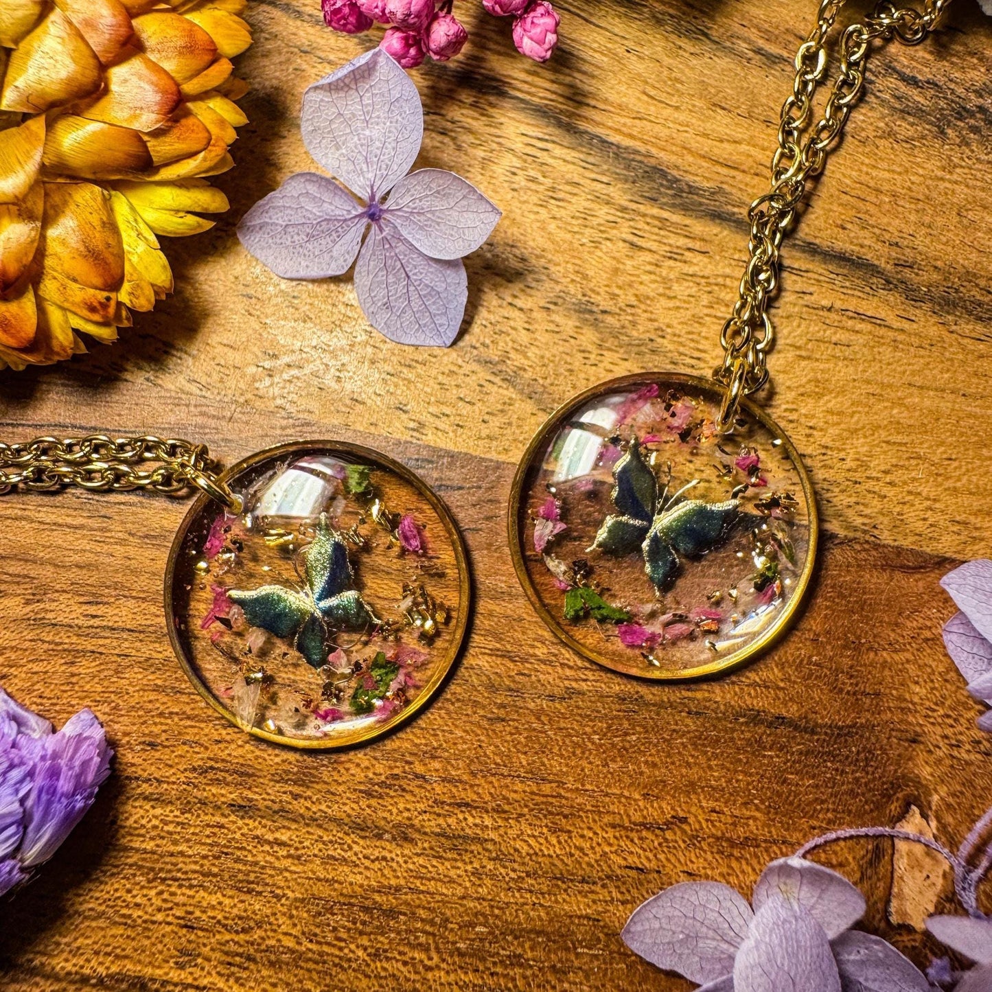 Schmetterlings-Anhänger - Einzigartiges Schmuckstück mit echten Blüten 🌺