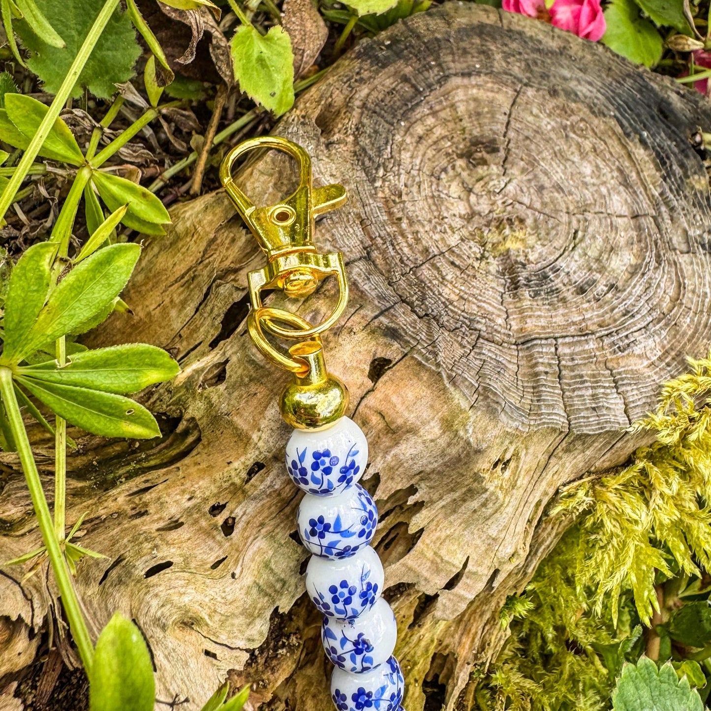 Schlüsselanhänger mit blauen Blumenperlen - Handgemachtes Accessoire im Vintage-Look 💙