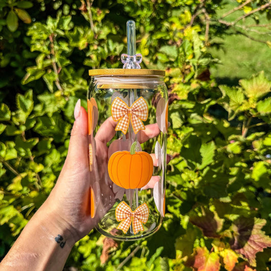 Trinkglas mit Kürbissen und karierte Schleifen - für gemütliche Herbsttage 🎃🎀