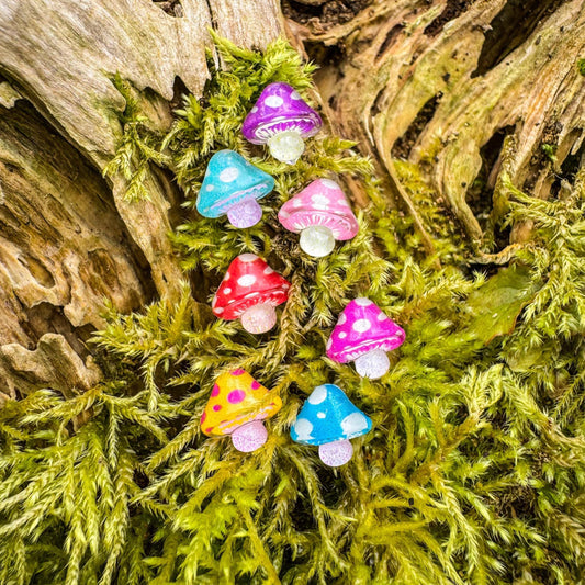 Niedliche Pilz-Ohrstecker - Handgefertigtes Schmuckstück mit kleinen Pilzen 🍄🌿