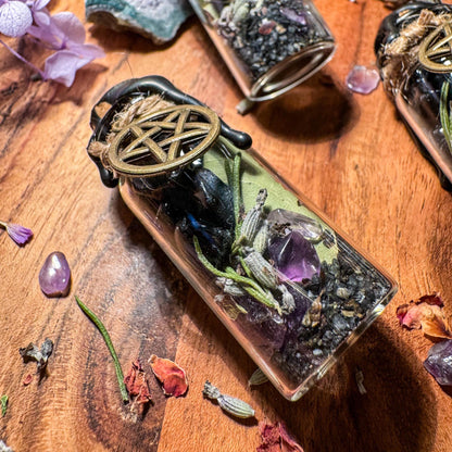 Zauberfläschchen mit Obsidian und Kräutern - Schutz und Balance in einem kleinen Gefäß 🖤🌿