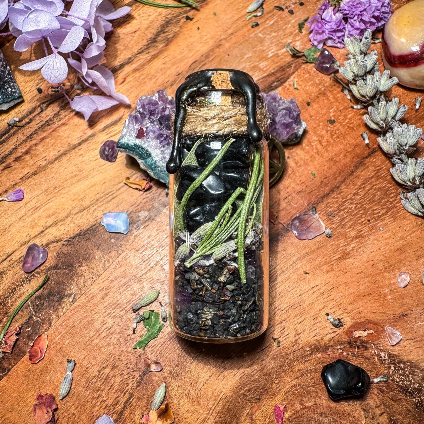 Zauberfläschchen mit Obsidian und Kräutern - Schutz und Balance in einem kleinen Gefäß 🖤🌿