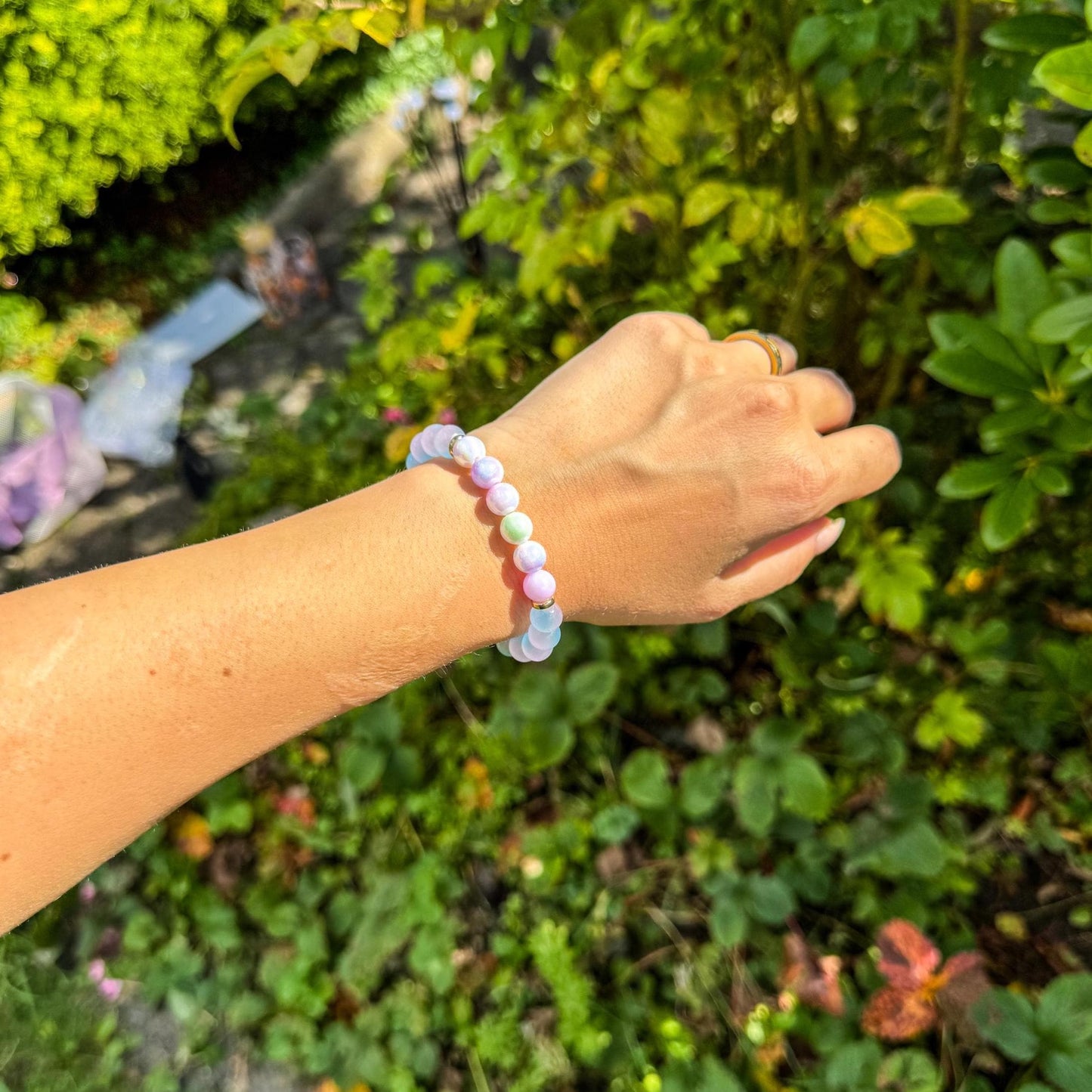 Perlenarmband mit schimmernden Harzperlen - Handgemachtes Unikat ✨