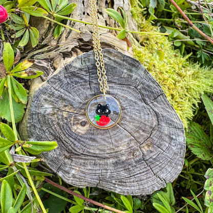 Katzen-Erdbeer-Anhänger - Handgemachtes Schmuckstück mit Kätzchen auf Erdbeere 🍓🐱