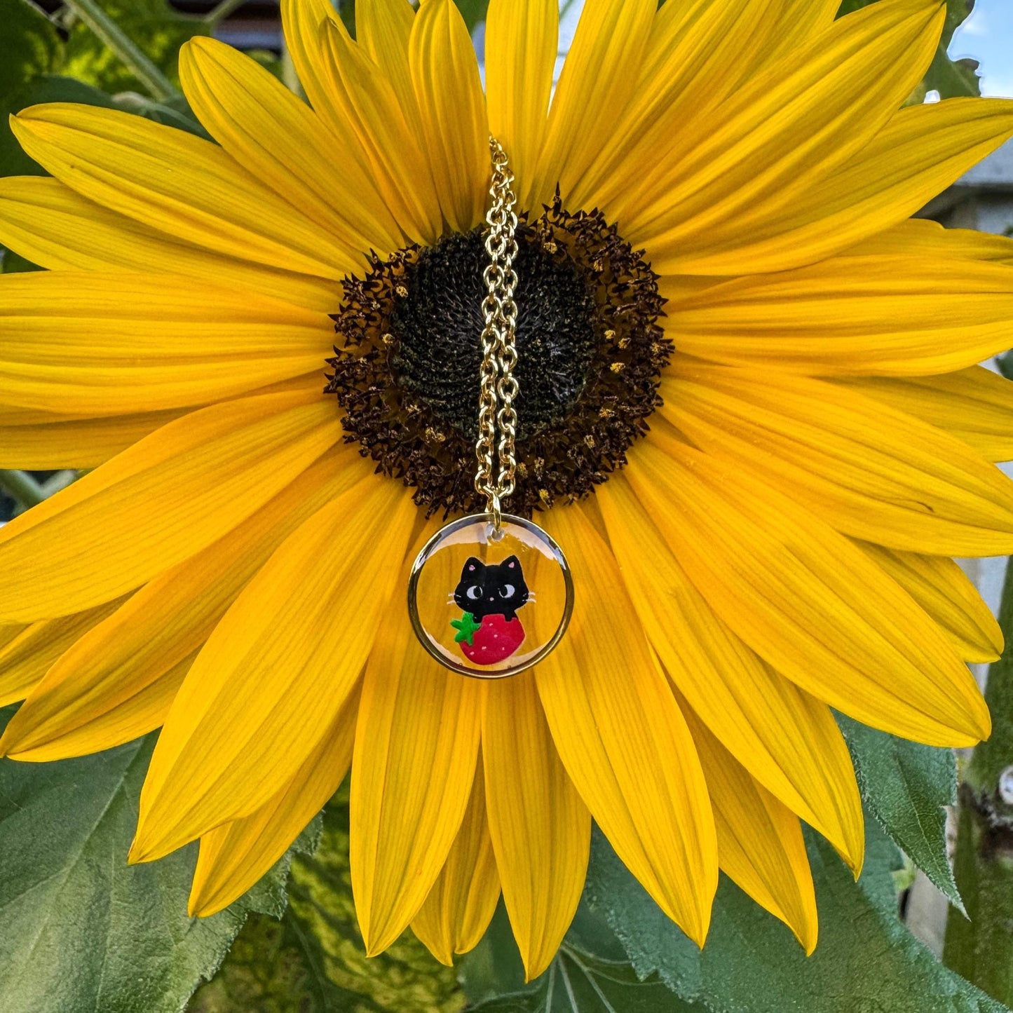 Katzen-Erdbeer-Anhänger - Handgemachtes Schmuckstück mit Kätzchen auf Erdbeere 🍓🐱