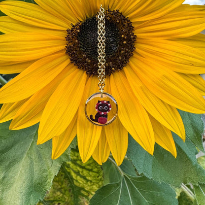 Katzen-Rotkäppchen-Anhänger - Handgemachtes Schmuckstück mit Rotkäppchen-Katze 🍎🐱