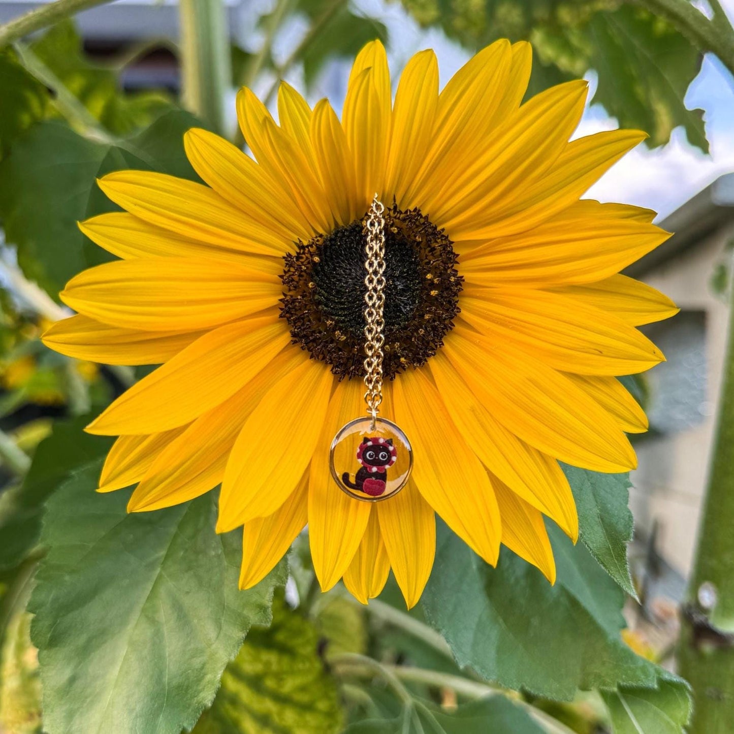 Katzen-Rotkäppchen-Anhänger - Handgemachtes Schmuckstück mit Rotkäppchen-Katze 🍎🐱