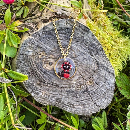 Katzen-Rotkäppchen-Anhänger - Handgemachtes Schmuckstück mit Rotkäppchen-Katze 🍎🐱