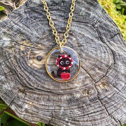 Katzen-Rotkäppchen-Anhänger - Handgemachtes Schmuckstück mit Rotkäppchen-Katze 🍎🐱